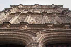 Y hoy asombra ver turbas de turistas mirando la hermosa fachada plateresca, quizá planificada por los reyes católicos y ultimada en tiempos de carlos v (1529) y. La Fachada De La Universidad De Salamanca Y Su Enigmatica Rana