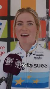 Ook de vrouwen zijn onderweg in hun editie van Luik-Bastenaken-Luik: Femke Gerritse rijdt voor peloton uit