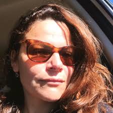 COME SI DORMIVA NEL MEDIOEVO? I letti nel Medioevo erano alquanto diversi  dai nostri. Nelle case nobiliari e signorili vi erano generalmente letti  paragonabili al più tardo "letto a baldacchino". Queste alcove