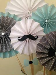 Crayolas, hojas de carpeta y un bolígrafo. Rosetones De Papel Para Decorar Tu Fiesta Dale Detalles Decoracion De Cumpleanos Decoracion De Fiesta Decoracion Dia Del Padre