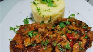 Escalop de porc cu ciperci catei de usturoi.dupa escalop de vita ca la adjud se taie carnea bucatele potrivite, ceapa si ciupercile se toaca marunt. Escalop De Porc Cu Ciuperci Youtube