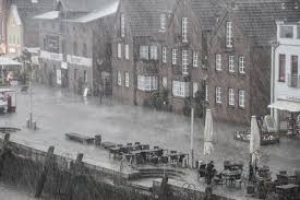 Un fiume in piena di acqua piovana travolge tutto e tutti. Meteo Napoli Migliora Dopo Il Maltempo Odierno Altre Piogge E Temporali In Arrivo Ecco Le Previsioni