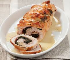 Per questa preparazione dovrete procurarvi una fesa di tacchino, aprirla con un coltello in modo da ottenere una grande bistecca, trasferirla su un rotolo di carta da forno (questo passaggio non è fondamentale ma vi aiuterà a. Rotolo Di Tacchino Con Spinaci E Scamorza La Cadrega