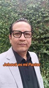 Yamil Yamal Muestra Su Biblia