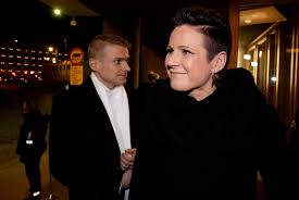 Historioitsija ja kuninkaalliskirjailija robert lacey sanoo, että yhdysvalloissa asuva harry on ikävöinyt kotiin britanniaan ja haluaa korjata välit perheensä kanssa. Mira Potkonen Suomalaisuus Ja Urheilu Kulkevat Kasi Kadessa Uutiset Turun Sanomat