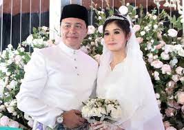 Dengarkan borak sahur kool di catch up kool sekarang! Eizlan Yusof Bergelar Suami Wanita Serani Bakal Adakan Majlis Empat Hari Berturut Turut Dengan Kos Rm1 Juta Hiburan Mstar