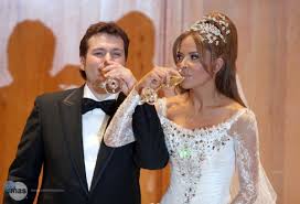 Las 15 Novias Que Dejaron Huella De La Farandula Latina Salon Ingles Lazo de boda cordón lilis flores hecho a mano. las 15 novias que dejaron huella de la