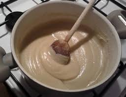 1) per preparare i gamberoni su crema di fave e pancetta dolce, metti le fave in una casseruola con l'alloro, versa 1 litro d'acqua e cuoci tutto al coperto per circa 1 ora, finché si disfano.a questo punto, togli l'alloro, sala e riduci in crema il composto aiutandoti con il frullatore a immersione e aggiungendo acqua calda o. Ricetta Pure Di Fave Secche Sapermangiare