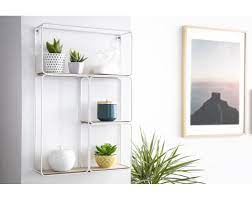 De grandes dimensions, l'etagere murale design blanche permettra de ranger avec ses 3 tablettes de nombreux livres, dvd, cd, bibelots, et autres objets décoratifs. Etagere Murale Design Metal Blanc Et Bois Brick Miliboo Etagere Murale Design Parement Mural Murale Design