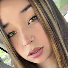 Elisa Bean's Instagram, Twitter & Facebook