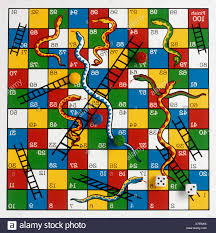 Juega al clásico juego de serpientes y escaleras en nuestros tableros virtuales que te ofrecemos en los juegos de mesa. Juego De Mesa Serpientes Y Escaleras Con Dados Y Contadores Still Life Fotografia De Stock Alamy