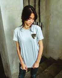 Oleh karenanya, banyak para wanita yang juga mencari kaos dari produk yang juga disebut dengan suy ini. Kumpulan Foto Model Cantik Kaos Distro Friday Killer Original 300 Lebih Pics Kumpulan Foto Model Distro