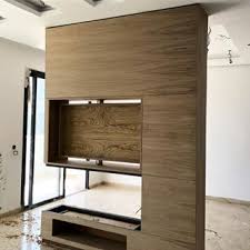 Dans Cet Appartement Il Y Avait Un Poteau Au Milieu Du Salon En L Integrant Dans Un Ensemble Tv Pivotante Cheminee Il Est Salon Deco Salon Decoration Salon