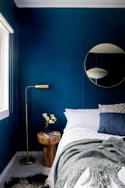 Dark Blue Bedroom From Renovation Of A 1950s Beach Shack On The Mor Paletas De Colores Para Dormitorio Dormitorio De Lujo Moderno Habitaciones Pintadas De Azul