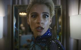 Smile 2': primer tráiler con Naomi Scott convertida en estrella del pop  aterrorizada