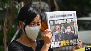 蘋果日報和壹傳媒兩高層保釋被拒 8月再提訊 香港警方拘捕5名壹傳媒集團高層後，19日壹傳媒行政總裁張劍虹及《蘋果日報》總編輯羅偉光案件提堂， 兩人申請保釋遭拒，8月再提訊。 同案的《蘋果日報》副社長陳沛敏、壹傳媒營運總裁周達權和「蘋. Vst5j5tsstky5m