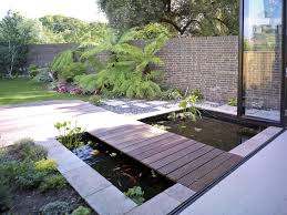 Desain taman minimalis depan rumah juga bisa memadukan taman dengan kolam ikan koi, hasilnya keren banget kan. 15 Kolam Ikan Minimalis Ini Pasti Buat Suasana Rumah Makin Ceria