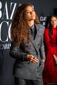 Zendaya もう全部憧れすぎる.！綺麗すぎ.！！ 自分はよくしゃべるタイプ？聞くタイプ ？ どちらかというとしゃべるタイプかも.？ 自慢の手料理は？ 決められないけど言われれば割と何でも作れるとおもう！ 部屋着のスタイルを教えて？ Zendaya Be Fashion