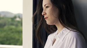 Chồng đưa lọ thuốc cho tôi và bảo: 5 triệu đấy, cầm lấy mà bôi cho nó nở ra