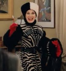 En españa) es una película estadounidense del año 1996, basada en la película homónima de la compañía disney y en los libros del escritor dodie smith. Glenn Close As Cruella De Vil 101 Dalmatians 1996 Costume Design Cruella De Vil Costume Ideas Up Costumes