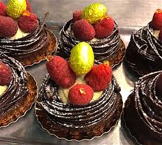 Installee Au Cœur De Dax Rue Saint Vincent La Boutique Des Gaudet Un Bain Au Chocolat Propose Des Creations Originales Mais Aussi Un Riche Programme D Ateliers De Patisserie Presselib
