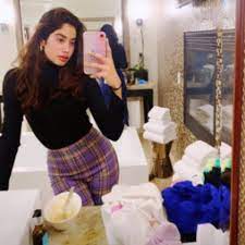 Mix up your mirror pictures by getting creative. Janhvi Kapoor S Latest Mirror Selfie Is All About Posing With Grace And Perfection Take A Look Pinkvilla