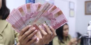 Sekolahnya lancar, jago keuangan dan kerja di bank besar, pada level yang lumayan. Syarat Lengkap Pekerja Gaji Di Bawah Rp5 Juta Dapat Blt Corona Rp600 000 Per Bulan Merdeka Com