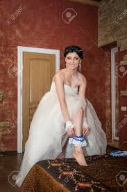 Kaufen preiswerte günstige brautkleider und brautmode mit erstklassiger qualität nach maß.bei milanoo gibt es mehr als 800 wunderschöne brautkleider styles.shoppen sie jetzt ihre trauhafte. Brautkleider Strumpfband Auf Das Bein Bild Der Schonen Frau Barfuss Beine In Hochzeitskleid Brautkleider Strumpfen An Den Fussen Braut Die Einen Hochzeitsstrumpfband Auf Ihr Bein Lizenzfreie Fotos Bilder Und Stock Fotografie Image