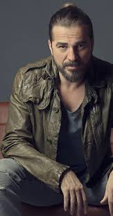 Büyük dedeleri yugoslavya türklerinden olan engin altan düzyatan, 1996 yılında dokuz eylül üniversitesi tiyatro bölümüne girdi. Engin Altan Duzyatan Contact Actor Engin Altan Duzyatan Bio