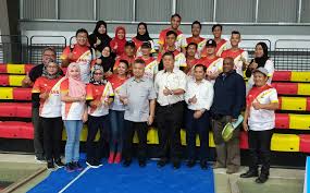 Kedua, tap pada nama grup pada bagian atas sebuah obrolan untuk memunculkan daftar anggota grup tersebut. S Wak Set The Stage For 1 900 Shuttlers In World Masters Badminton Championships
