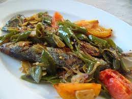 Panaskan kembali wajan dengan kurang lebih 3 sendok minya sayur, kemudian tumis bumbu resep yg sudah dihaluskan tadi hingga tercium aroma wanginya yang khas. Resep Dan Cara Memasak Tumis Ikan Asin Cabai Hijau Pedas Manis Enak Mov Youtube