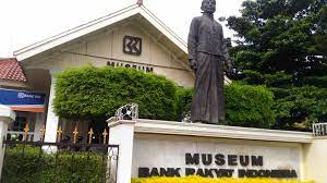 Museum bri ini juga memiliki 2 lantai dengan bangunan yang masih terlihat apik di banyumas. Mampir Ke Hulp En Spaar Bank Purwokerto 20171227