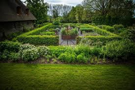 Le Jardin Des Simples Du Domaine D Ablon Normandie Photo Jardin Jardin En Carre Jardins