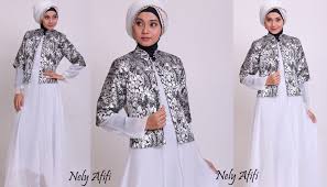 Dengan desain yang ciamik, anda akan terlihat sangat keren jika menggunakan kemeja songket modern ini. Model Baju Gamis Songket Kombinasi Polos Hijabfest