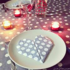 Cupidon, les roses rouges et les coeurs sont mis. Deco Rapide Pour La Saint Valentin Un Pliage De Serviette Coeur