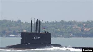 Indonesia hari ini menemui serpihan kapal selam tentera, kri nanggala 402, yang hilang bersama 53 kelasi di perairan utara pulau bali dan mengesahkan aset tentera itu tenggelam. Kapal Selam Tni Al Hilang Beberapa Negara Siap Bantu Pencarian