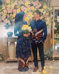 Pada hari lamaran, deretan pasangan ini tampil serasi dengan baju couple. Konsep Baju Lamaran Batik Warna Navy Pakaian Pasangan Pernikahan Fotografi Tunangan