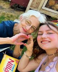 Lynette Snow's Instagram, Twitter & Facebook