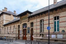 ● respecter le principe de laïcité et les dispositions relatives à la vie privée en prohibant les injures et la diffamation Lycee Moliere Paris Wikipedia