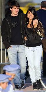She stands at a height of 5 ft 8 in tall or else 1.80 m or 180 cm. Antonella Roccuzzo Messi Lionel Messi Antonella Roccuzzo Lionel Messi Family