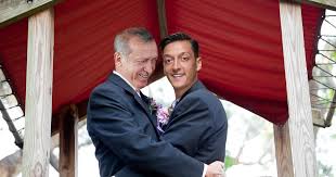 Turkish president recep tayyip erdogan met with arsenal's mesut özil and man city's ilkay. Der Postillon Geht Er Jetzt Zu Weit Ozil Heiratet Erdogan