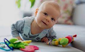 Wie entwickelt sich die kopfkontrolle meines babys? Baby Kopf Ein Grosser Meilenstein Wenn Baby Sein Kopf Heben Kann