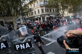 Tiempo Argentino | Represión y fotógrafos detenidos en la marcha de jubilados en el Congreso 🚨 📢✊🏽 Como todos los miércoles, organizaciones de jubilados... | Instagram