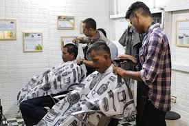 Cara potong rambut sendiri di rumah tak sesulit yang kamu pikir, kok. Kursus Potong Rambut Jogja Pademmui Garansi Seumur Hidup Sampai