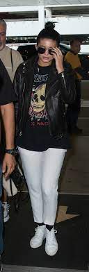 The Cool Sneakers Kylie Jenner Is Obsessed With Right Now Kylie Jenner Kylie Jenner Style Kylie Jenner S