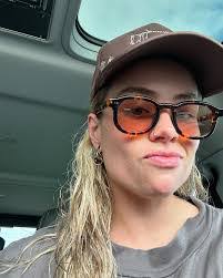 Carla Dewitt's Instagram, Twitter & Facebook