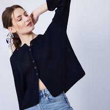 Lavez votre cardigan 100% cachemire à la machine en programme laine, à froid, puis essorez à 500 tours/mn. Short And Loose Cardigan Colette Maison Montagut