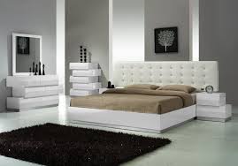 White gloss bedroom set with simple slender lines and contemporary bed. Milan White Queen Set Queen Size B 2ns Dr Mr Milan J M Bedroom Sets King Bedroom Sets Modern Bedroom Furniture Contemporary Bedroom Furniture