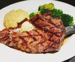 heistylefood on instagram hard rock cafe 中環蘭桂坊雲咸街33號lkf tower 地下 grilled ribeye steak 12安士 5成熟既烤肉眼扒 脂肪比例平均 面層以牛油帶出香味 食落油香重 肉味濃 唯獨肉質不夠嫩滑 side dishes有洋蔥碎同西