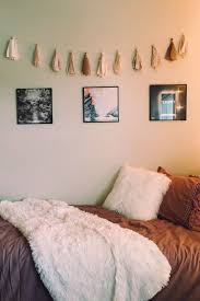 25 Awesome And Simple Bedroom Wall Decorating Ideas On A Budget Cool Dorm Rooms Dorm Room Decor Cute Dorm Rooms